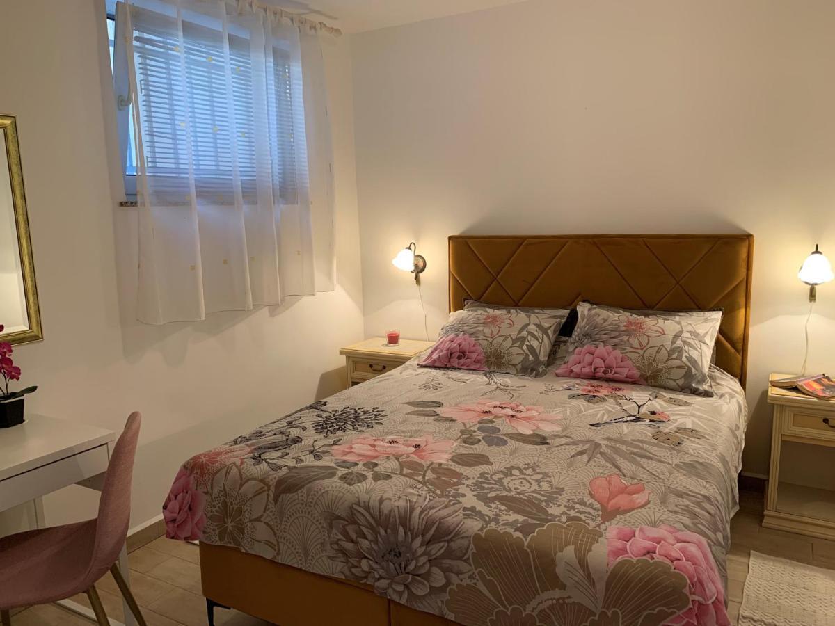 Villa Ulika - 3 Apt For 4 Persons พูลา ภายนอก รูปภาพ