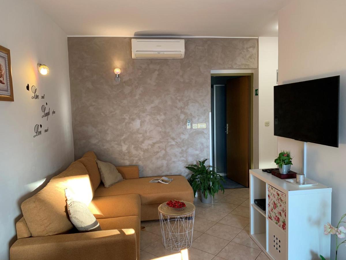 Villa Ulika - 3 Apt For 4 Persons พูลา ภายนอก รูปภาพ