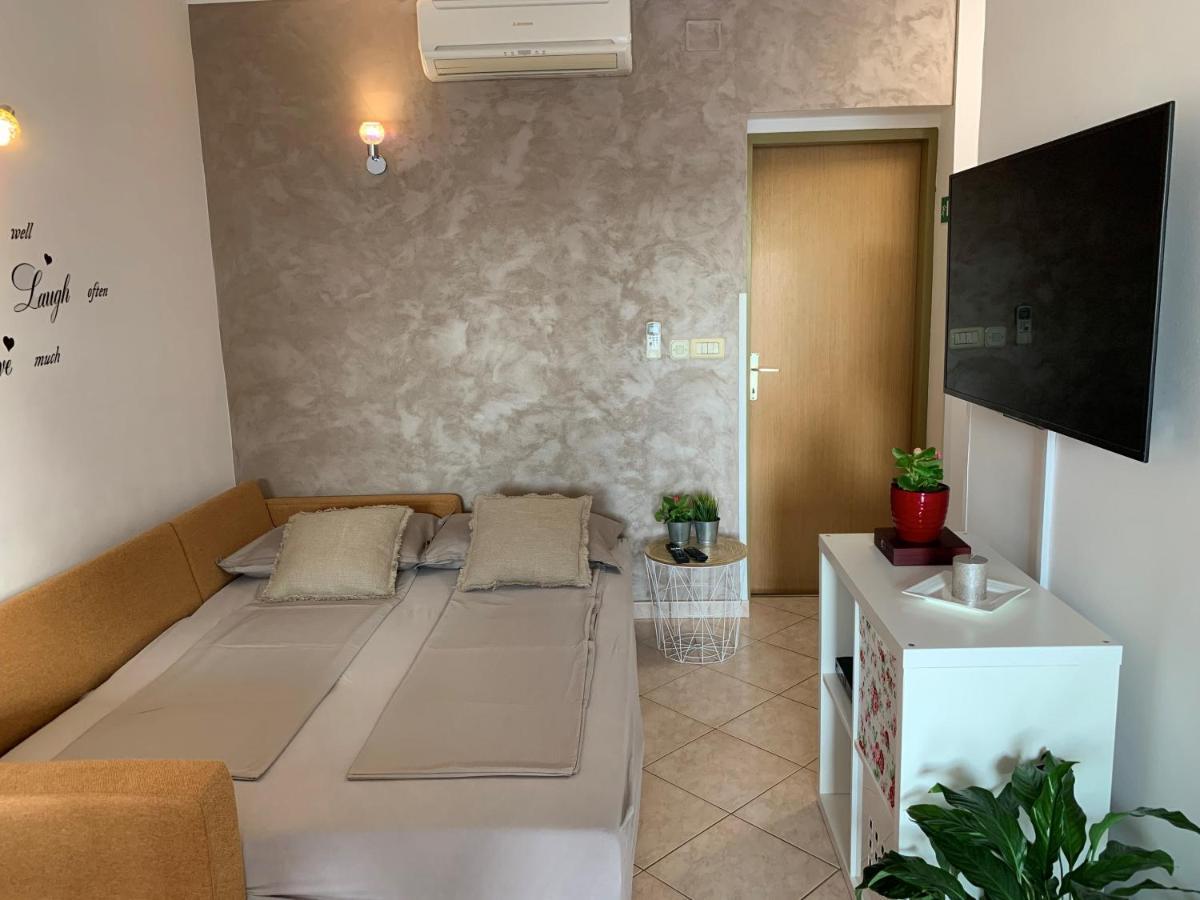 Villa Ulika - 3 Apt For 4 Persons พูลา ภายนอก รูปภาพ