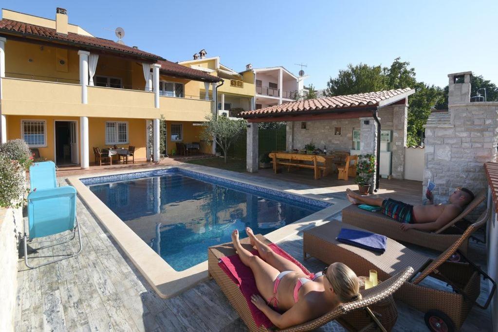 Villa Ulika - 3 Apt For 4 Persons พูลา ภายนอก รูปภาพ