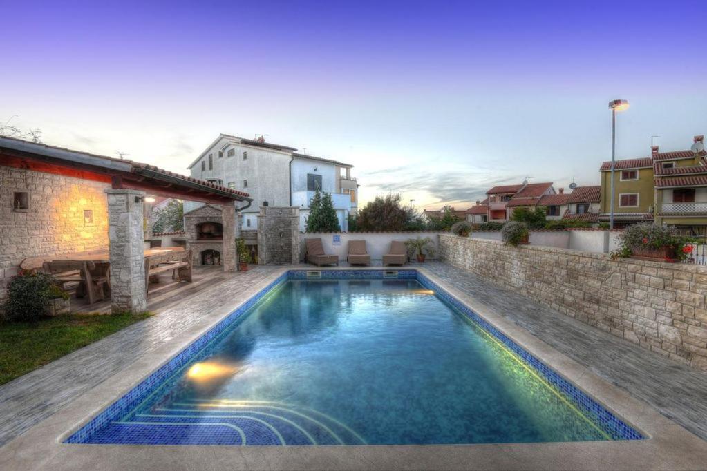 Villa Ulika - 3 Apt For 4 Persons พูลา ภายนอก รูปภาพ