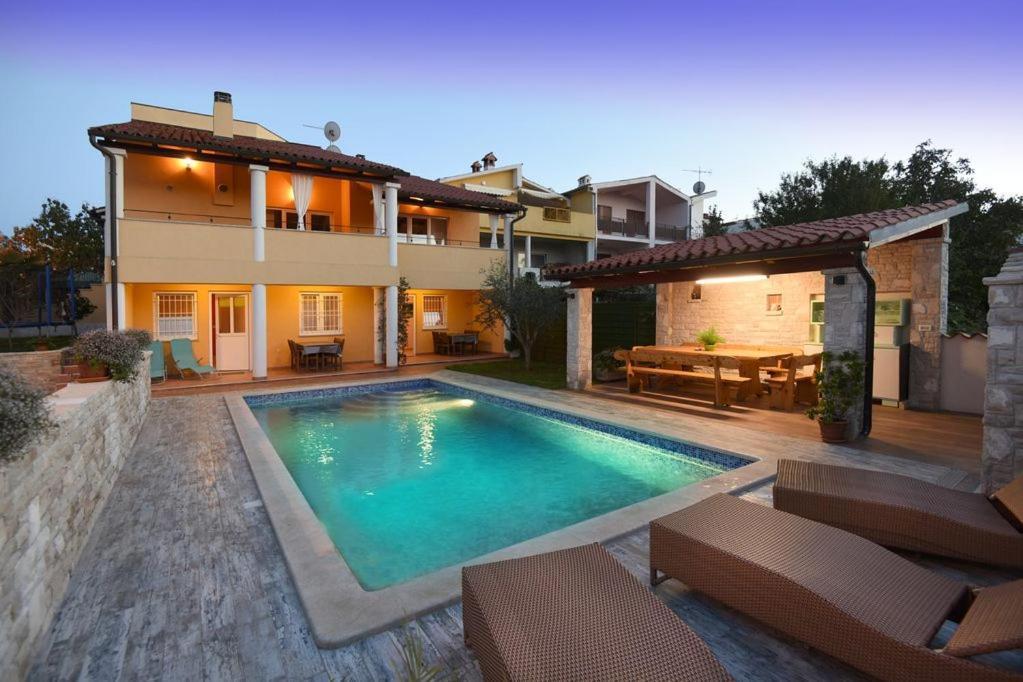 Villa Ulika - 3 Apt For 4 Persons พูลา ภายนอก รูปภาพ