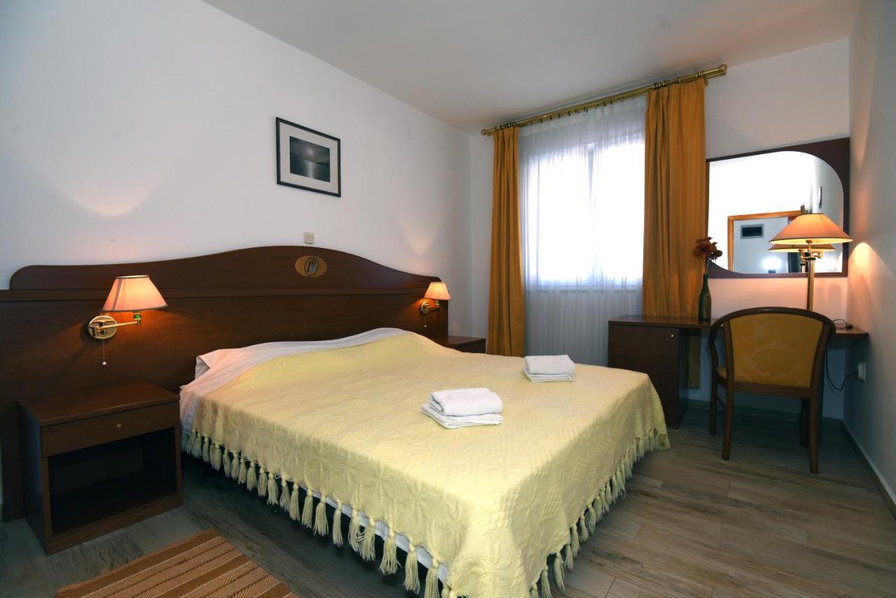 Villa Ulika - 3 Apt For 4 Persons พูลา ภายนอก รูปภาพ